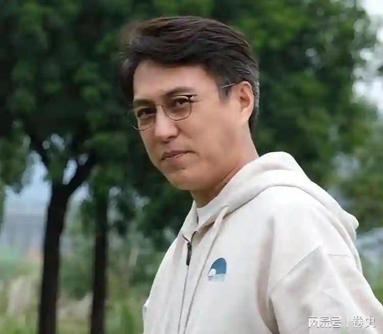 她错过靳东，转身嫁给父亲看中的女婿，如今45岁被婆家宠成公主！