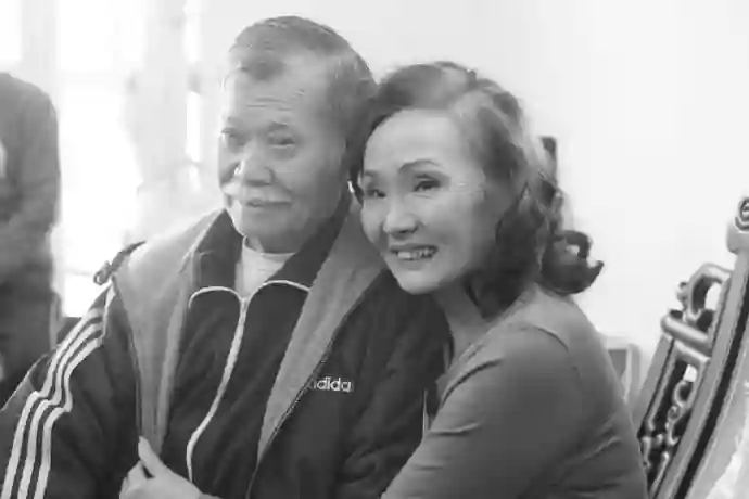 唐佳与雪妮葬礼肃穆举行，演艺圈众星送花牌致哀