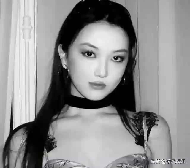18岁李嫣近照曝光，兔唇痕迹消失不见，美出高度，不愧是王菲女儿