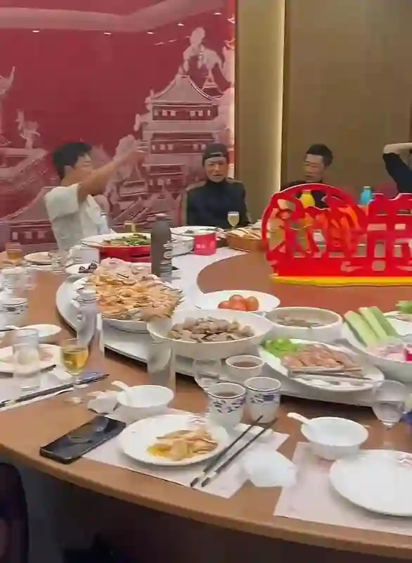 章子怡娇俏，乌尔善带妻子来吃饭，肖央喝整瓶啤酒，陈凯歌领杯！