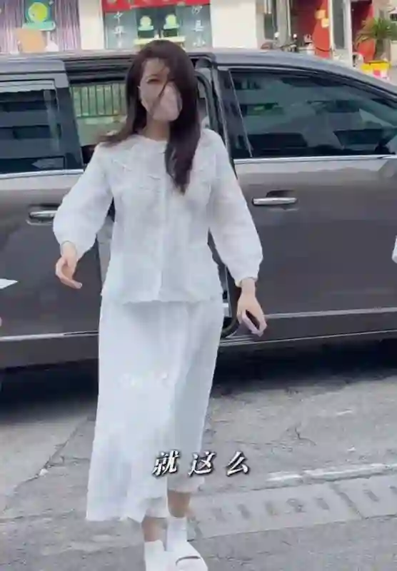 曾黎接车<em>现场</em>仅现四名粉丝，自嘲寥寥无几