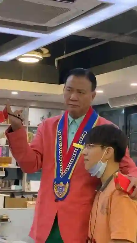 万梓良22岁儿子参加湖南音乐比赛显天分 越大越靓仔竟撞样吴卓羲