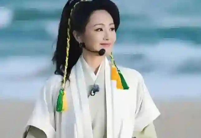 曾和李湘、谢娜争夺“一姐”位，51岁曹颖却用低情商出圈