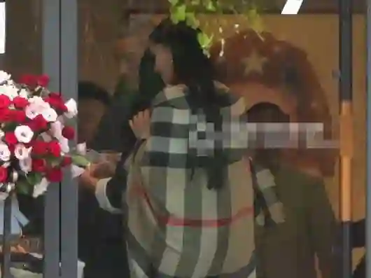 小S疗伤4个月现身女儿画展，脸色红润变胖了，老公许雅钧贴心陪同