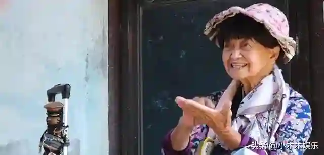 周润发姐姐被误认流浪汉！严重驼背走路艰难，拒绝求助弟弟！