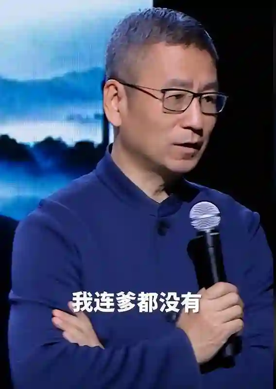 “央视一哥”白岩松被病痛折磨，曾多次想不开，56岁白发满头
