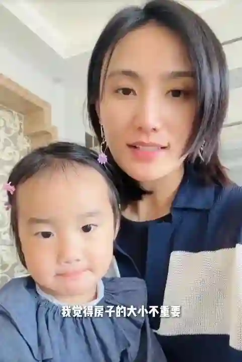 李亚鹏再度搬家，3岁女儿哭喊不要搬，大女儿李嫣北京逛高奢商场
