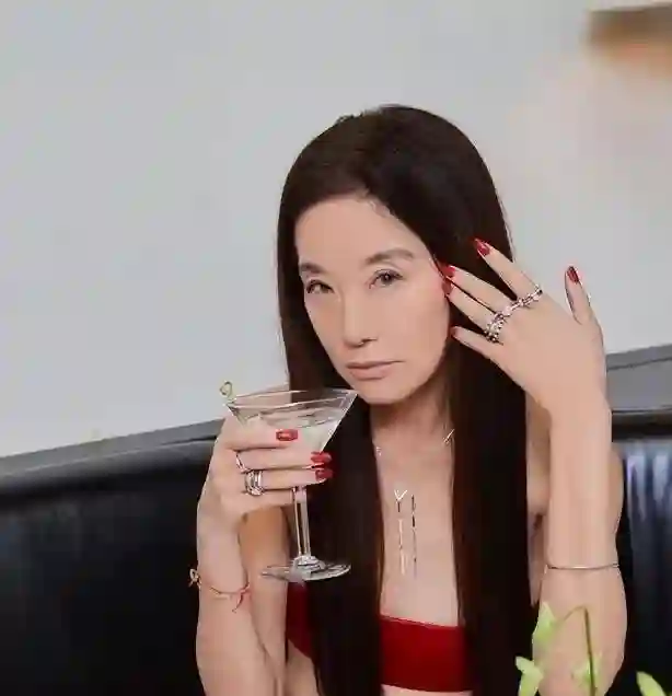 72岁王薇薇：泳衣显修长身材，无赘肉，少女感全靠这头秀发