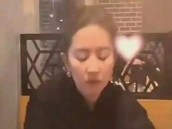 刘亦菲素颜聚会，夹菜瞬间曝光，网友们都惊呆了！