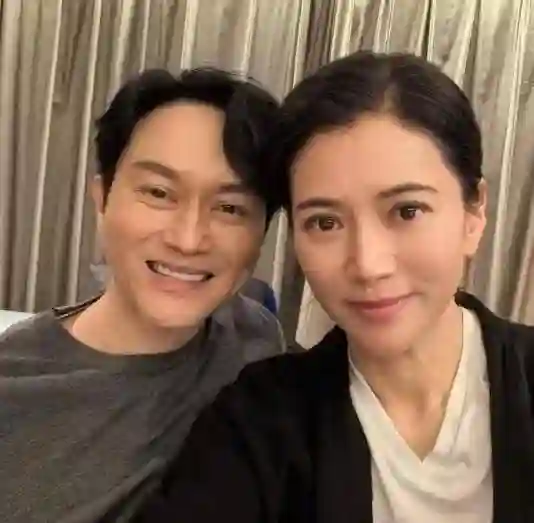 53岁袁咏仪素颜现身街头，冻龄气质引网友惊呼：这才是最美港姐！