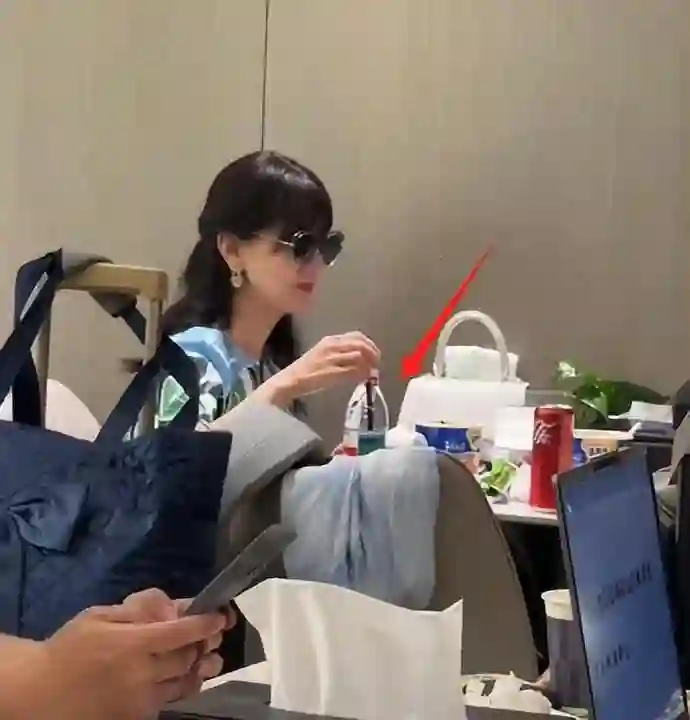 赵雅芝机场吃泡面被偶遇，喝矿泉水还得用吸管，饭后狂补妆真优雅