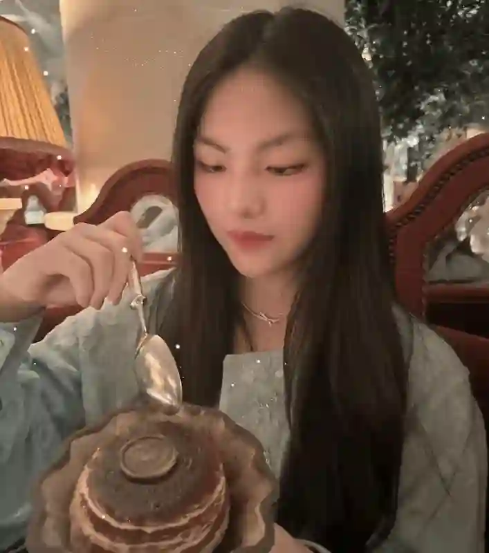李湘一大早连发五张王诗龄照片，母女高档餐厅共度假期