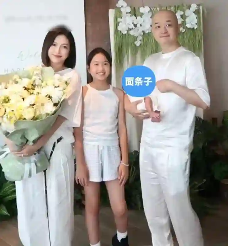 包文婧产后2个月出门接老公，包贝尔感动当众亲她，二胎后更腻歪