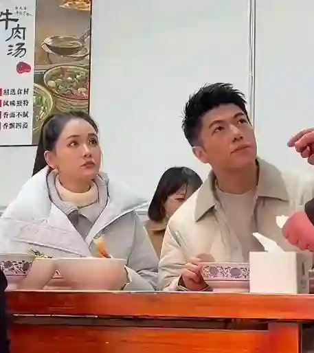 45岁的陈乔恩，终究败给年龄，如今脸蛋越来越肿，让人不敢认