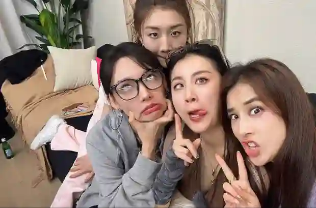 黄圣依po出与陈梦程潇李嘉格合照，鬼脸造型超吸睛
