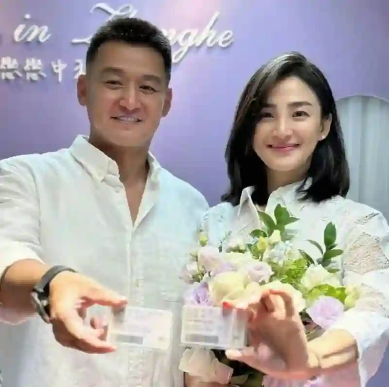 47岁洪小铃产后首现身！自曝“塞奶”剧痛难忍，谈及父亲离世当场泪崩