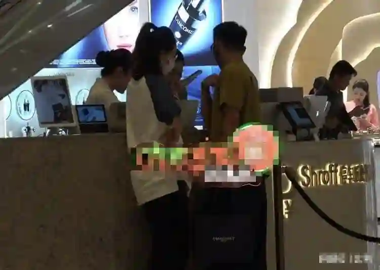 郑恺夫妇买珠宝被偶遇，苗苗穿大码短袖遮身材，外八严重像怀4胎