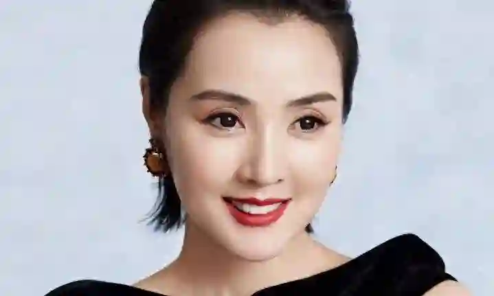 她掌掴陈宝国，艳压章子怡，姜文“一脱成名”，52岁至今未婚