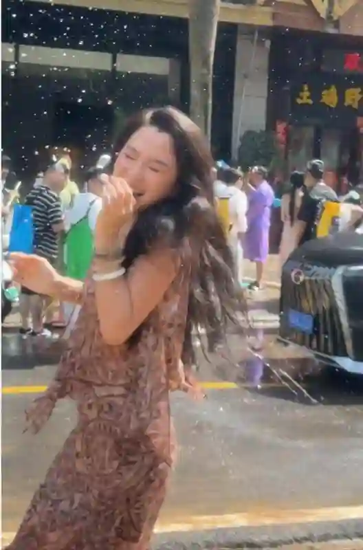 汪峰新欢泼水节引热议，素颜湿身美上热搜，网友：老汪眼光真绝了