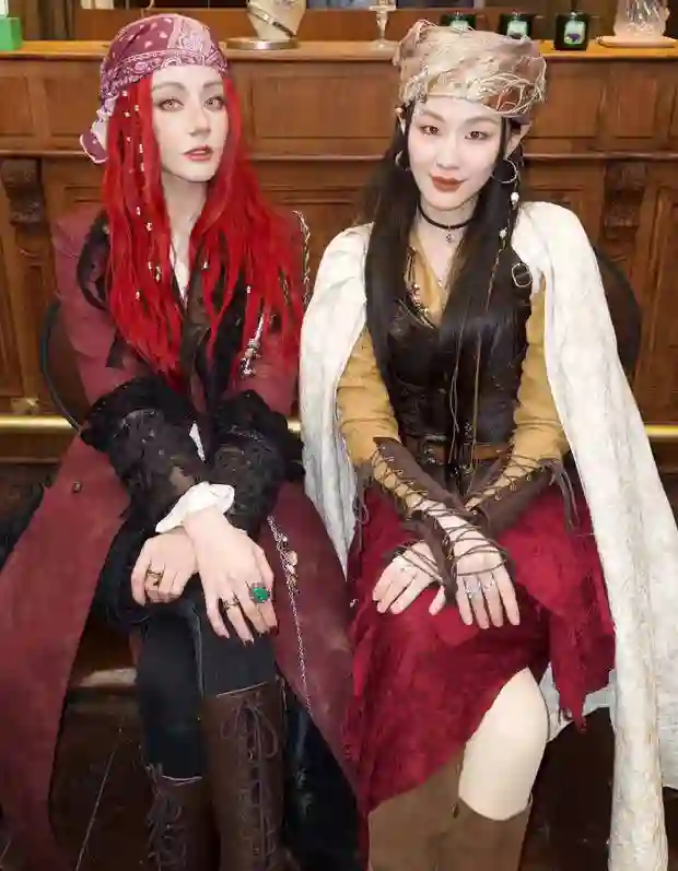 金靖晒与迪丽热巴海盗服造型合照，网友：“塑料姐妹花”又营业！