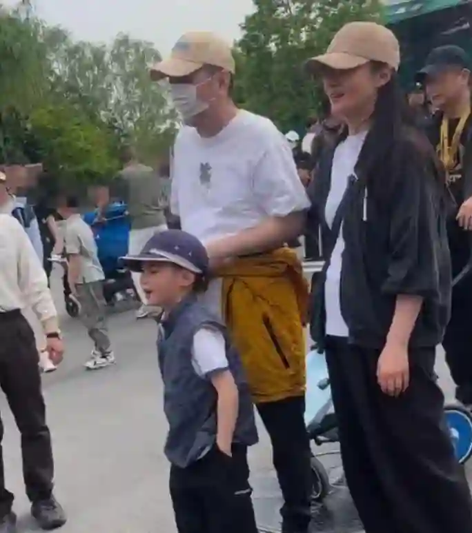 蒋勤勤太会生了，儿子一个比一个帅气！带儿子逛环球影城被偶遇