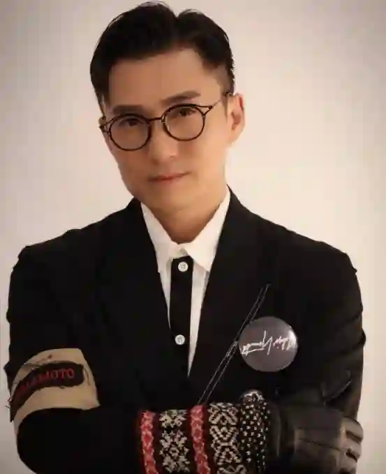 TVB视帝晒全家福，力破婚变传闻，曾不戴婚戒夜蒲被猜测夫妻离婚