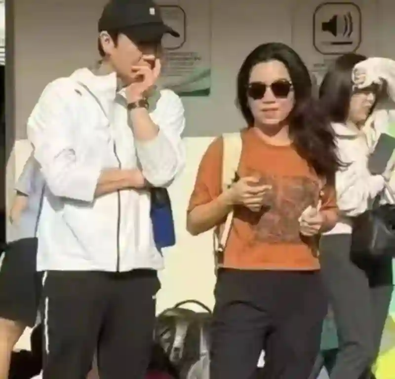 黎明现身女儿学校运动会，他58岁还年轻帅气，老婆罕见露面长相很普通！