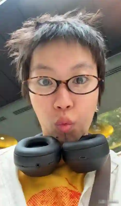 王菲笑发财了，窦靖童把演唱会开到欧洲，一边赚钱一边玩，自在!