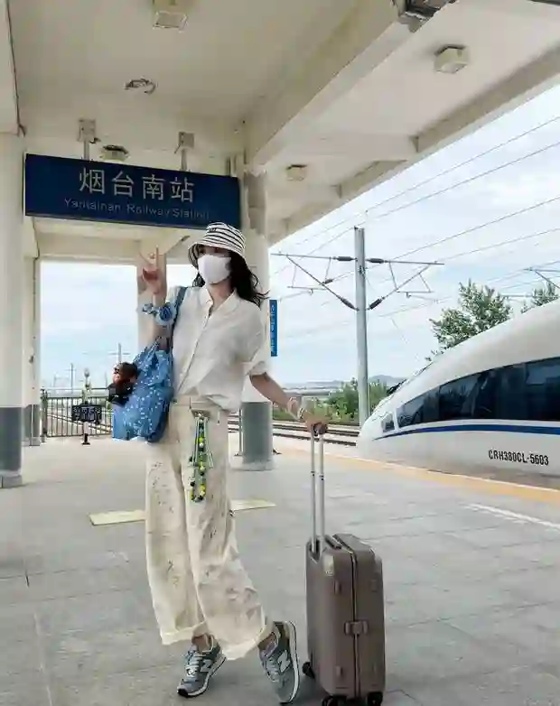 宋佳高铁站休闲装随拍 俏皮远眺灵动满分