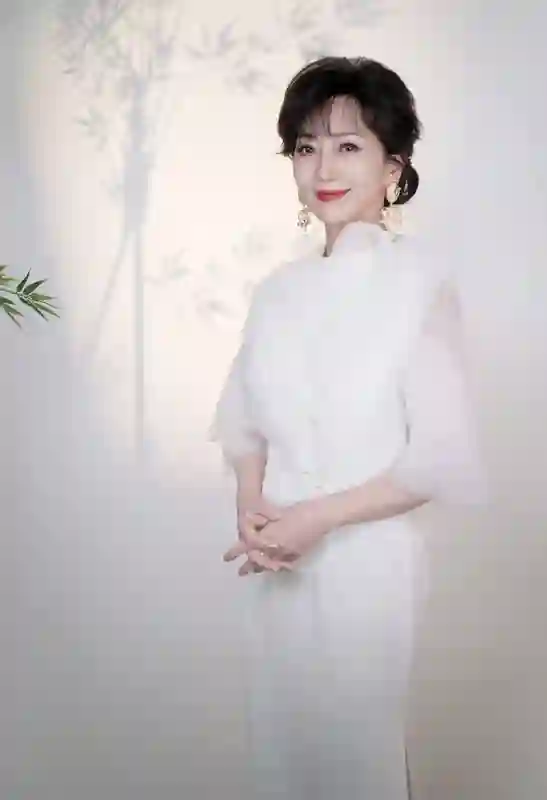 71岁赵雅芝晒竹影美照！白裙造型尽显优雅大气
