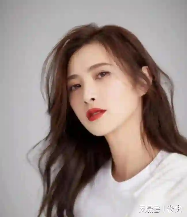 她错过靳东，转身嫁给父亲看中的女婿，如今45岁被婆家宠成公主！