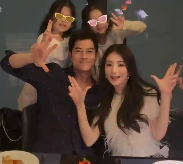 方媛带妈妈女儿外出用餐，穿修身裙孕肚凸起明显，四肢依旧纤细