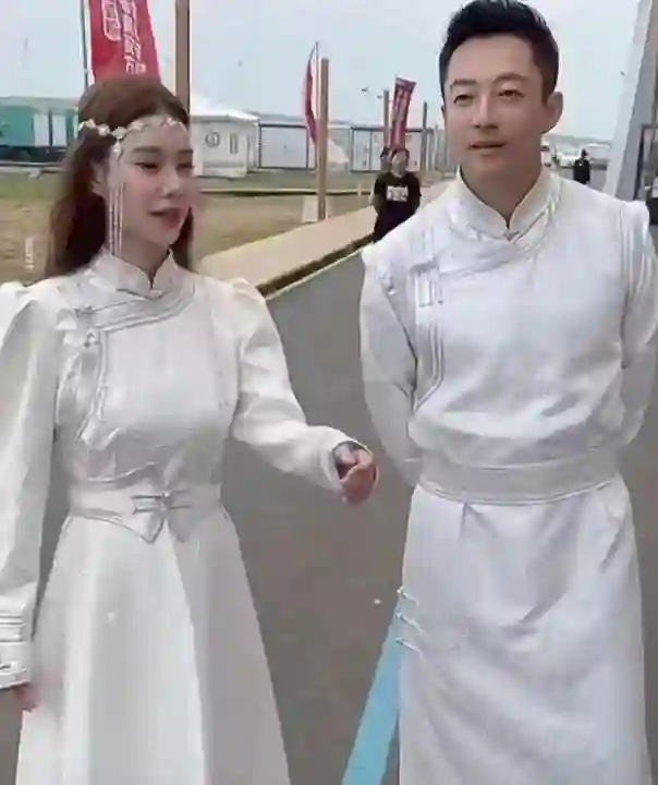 大S孩子正脸照曝光，玥儿长得太像大S，汪小菲一招和S妈划清界限