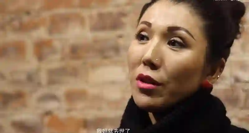 17岁被性侵，34岁成老鸨，49岁嫁名导，她凭什么一手烂牌打成王炸
