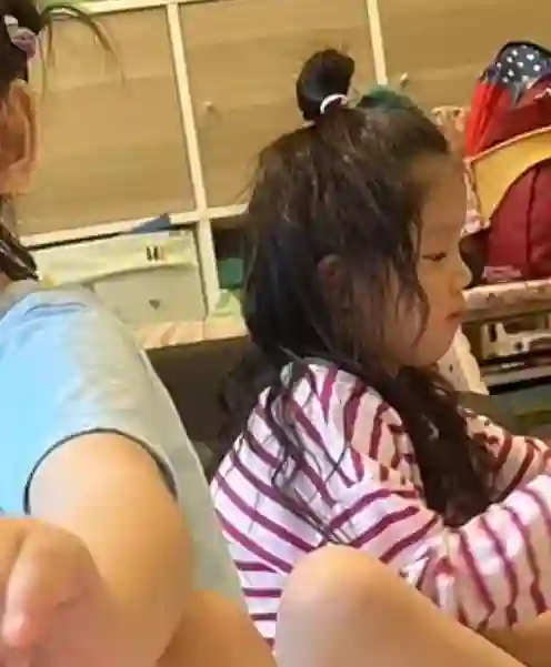 郭碧婷给儿子过三岁生日，小向笙留长发像向佐，生日待遇不如姐姐
