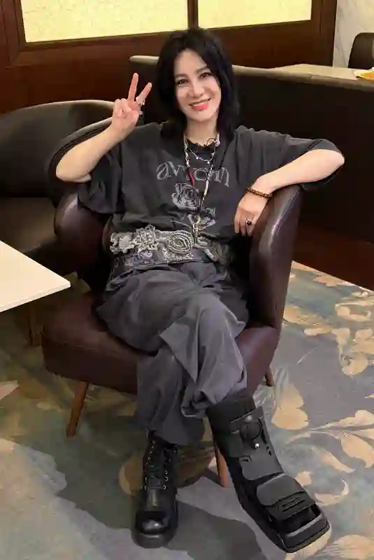 尚雯婕回应轮椅出行：勿担心！不慎脚崴暂需代步