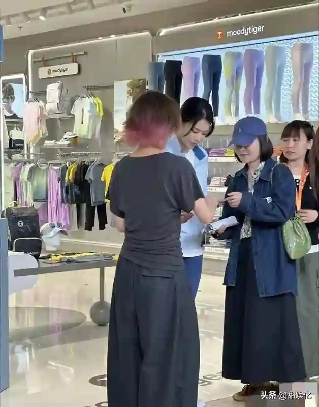 胡杏儿在上海浦东嘉里城，给小众品牌做代言，站在店门口像售货员