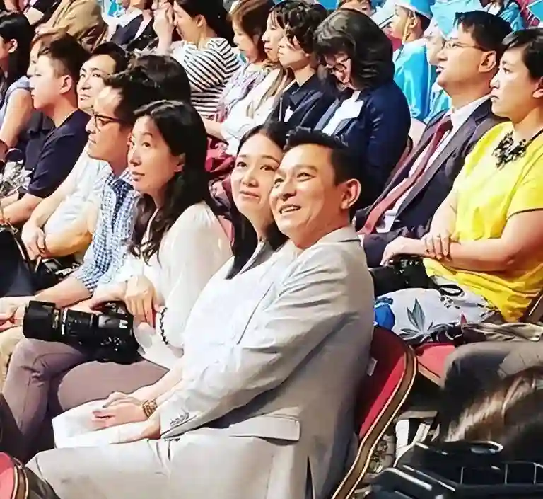刘德华被女儿“炫爸”！天王宠女细节曝光，网友：这才是真正的父爱！