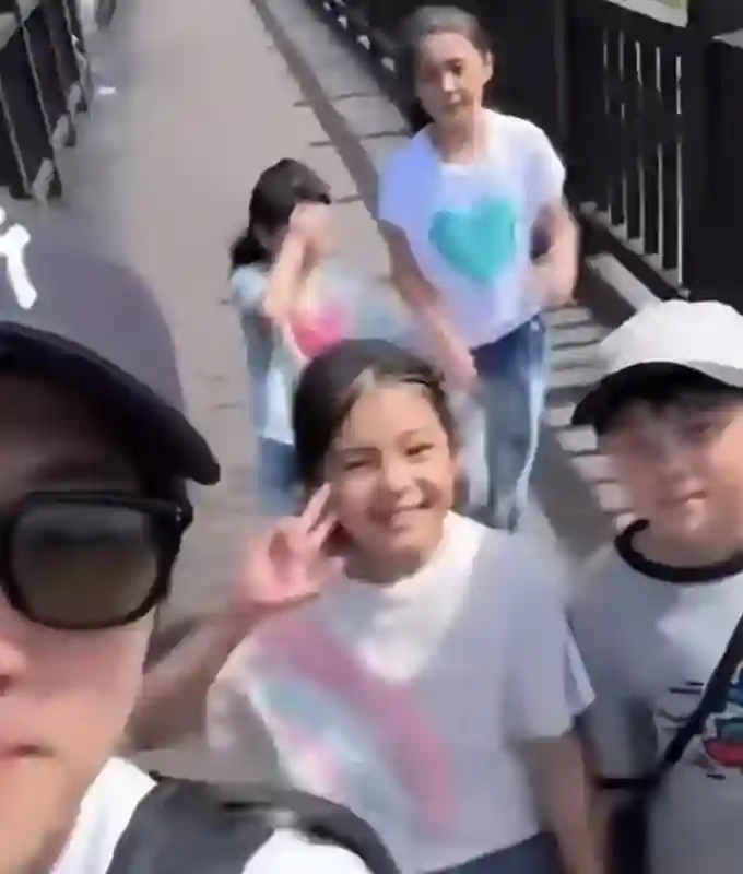 贾静雯女儿暑假出游，10岁咘咘长开没小时候漂亮，波妞自信抢镜！
