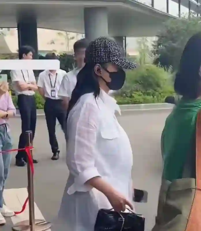 阿娇44岁宁波站台穿白衬衫遭疑似孕妇，四万包包引围观，现场气氛火热！