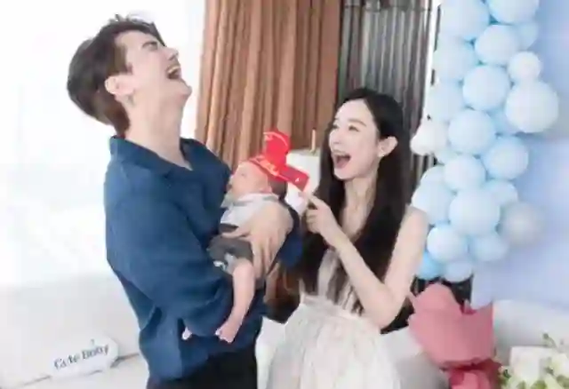 张檬产后35天参加婚礼，哺乳期没化妆，儿子交给俩护士照顾很省心