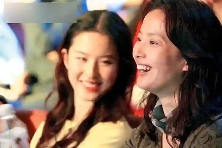 刘亦菲母亲刘晓莉：长得比女儿还漂亮，两婚两离，66岁单身也幸福