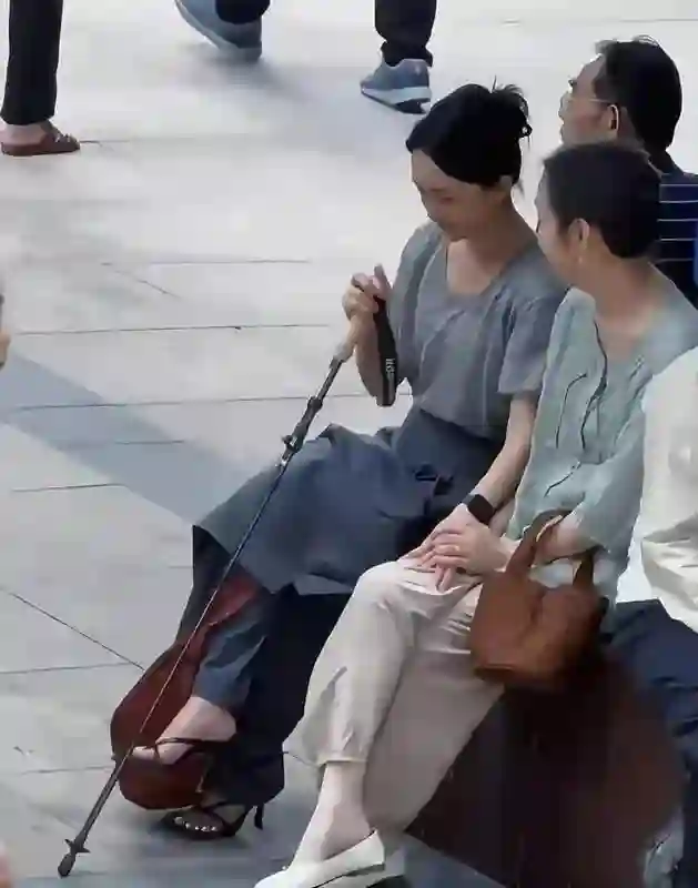 51岁周迅：“丁克”半辈子，低调现身肿瘤医院，今人体画价值千万