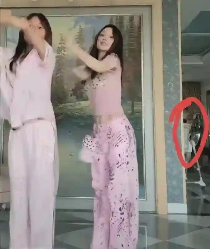 李小璐二胎风波牵连贾乃亮，男方被曝也有儿子，地位更超甜馨！