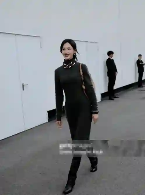 唐嫣真给中国人长脸！穿一身灰裙仍美得风姿绰约，同框宋慧乔都丝毫不输气质！