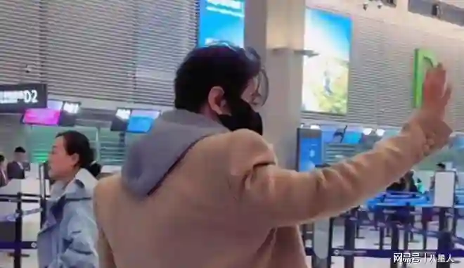 baby哭晕!黄晓明回上海与叶珂团聚!开心与网友打招呼,精神状况好
