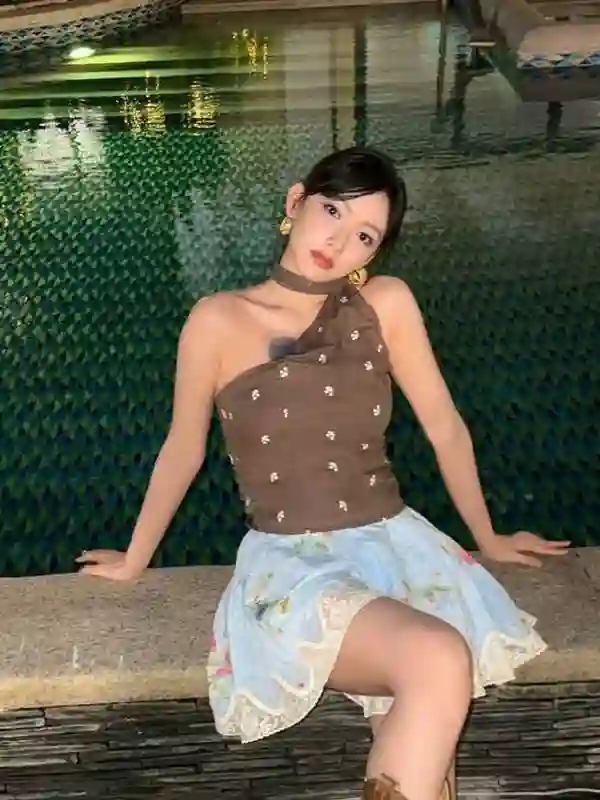 程潇露肩装秀优越肩颈！单手托腮眼神超 A