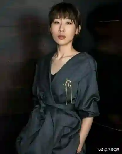 两年婚姻一年出轨，将前夫当小丑，“一尿”成名的她凭啥三封天后