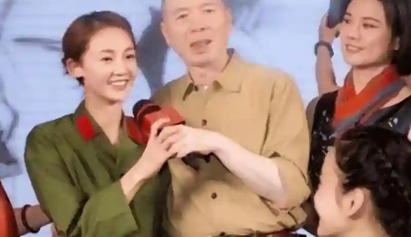 嫁给郑恺五年后，冯小刚直言苗苗虚伪，竟踏上新的人生轨迹
