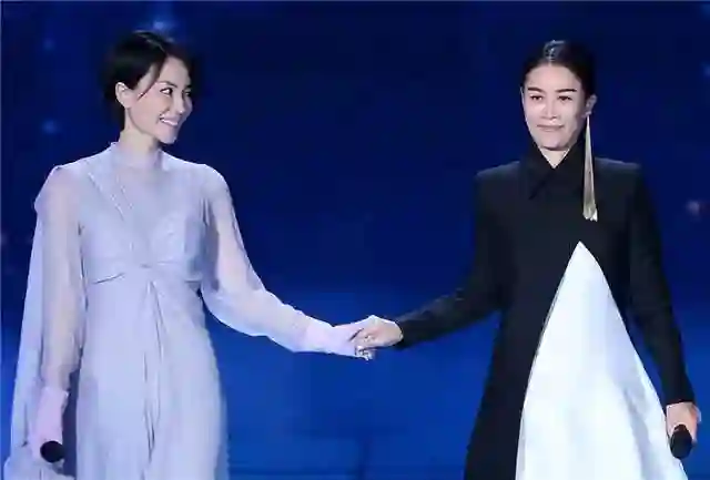 那英在伦敦陪李嫣吃饭，比王菲还贴心，嫣儿笑容满面和阿姨聊天